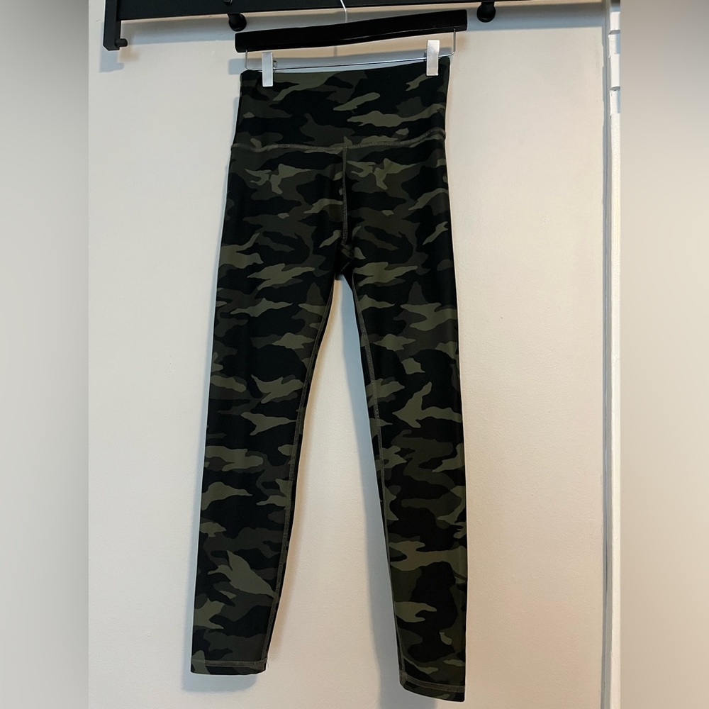 Zobha activewear camo workout pants. Size medium. Perfect condition